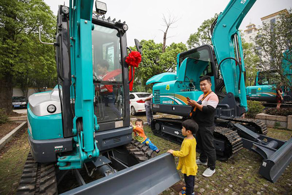 红四月,山河智能挖掘机促销会节节攀升