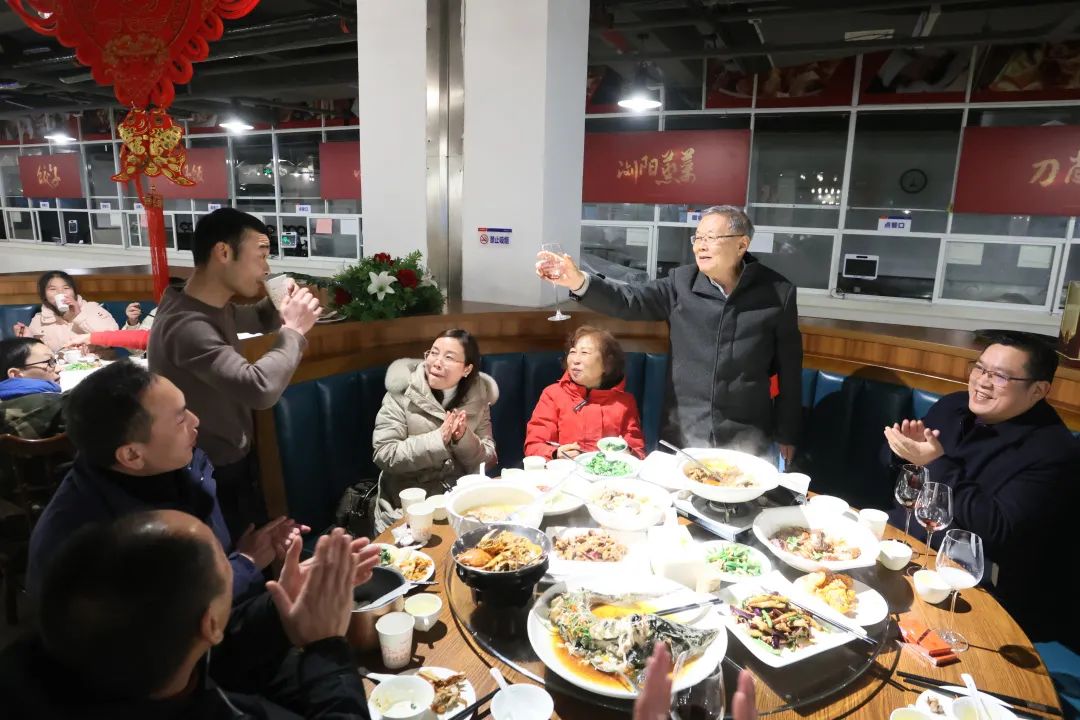 山河智能董事长何清华与留厂员工一起过大年!