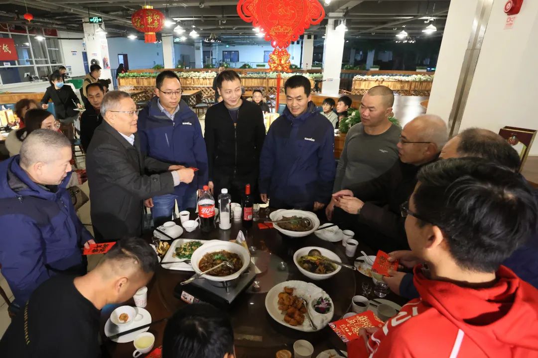 山河智能董事长何清华与留厂员工一起过大年!