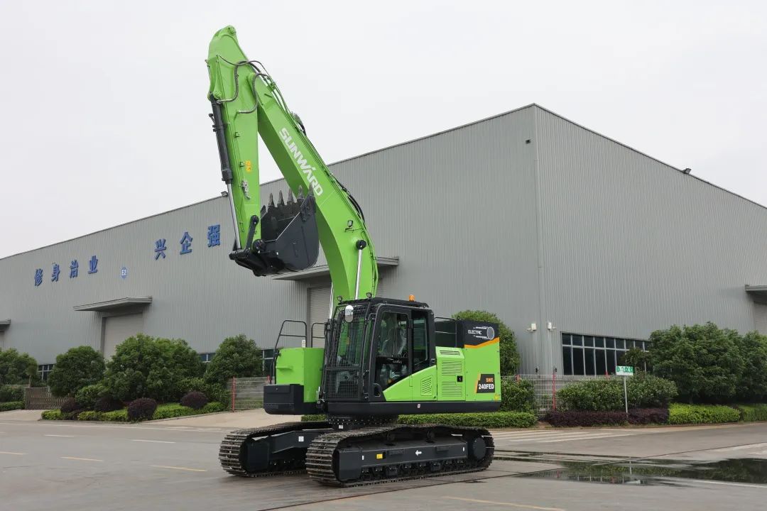 征战川藏铁路！山河智能新一代电动挖掘机成功交付