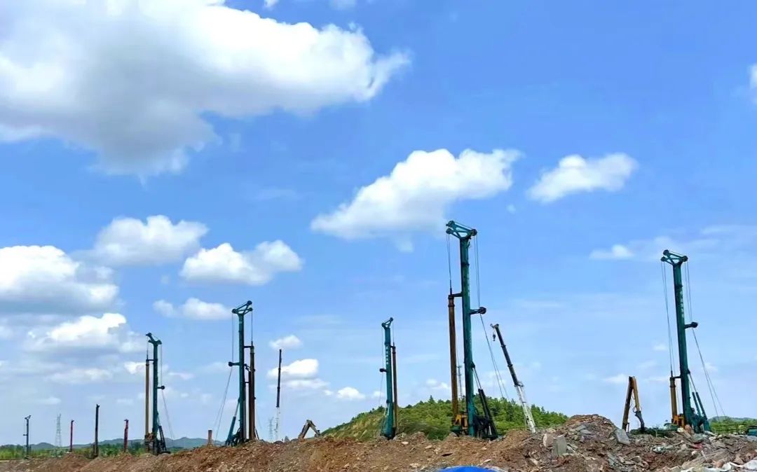 打桩“神器”再露锋芒！山河智能旋挖钻机助力贵阳贵安新区负极材料项目加速建设