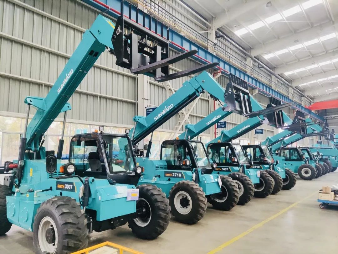 “兔飞猛进”添新品！山河智能两款伸缩臂叉装车同时下线