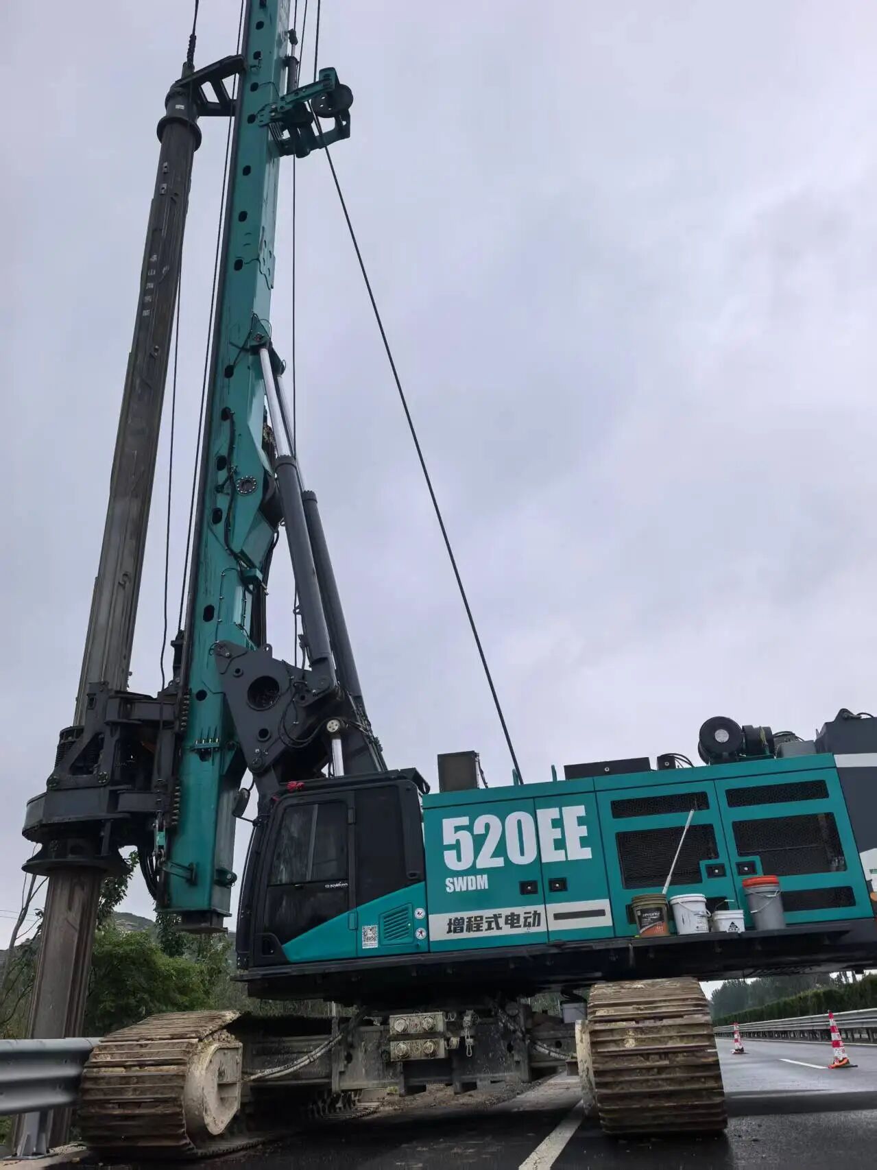山河智能增程式电动旋挖钻机助力山东高速建设，绿色施工成效显著