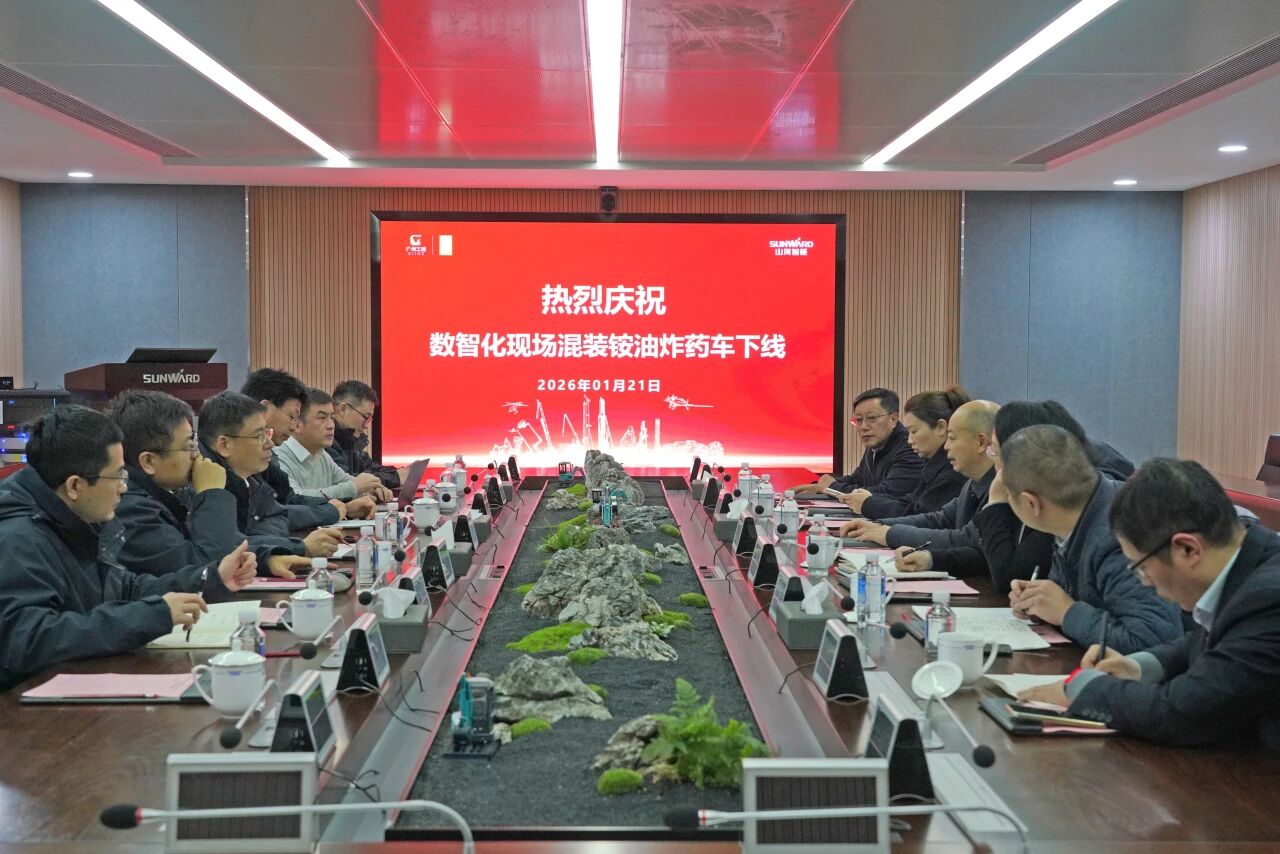 数智化现场混装铵油炸药车下线！山河智能与易普力携手共筑智能矿山新篇章